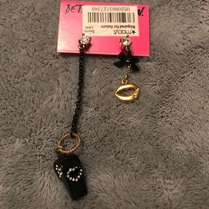 Betsey Johnson gold and black dangle earrings